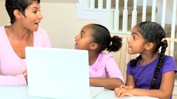 Pequenas meninas étnicas usando computador portátil — Vídeo de Stock