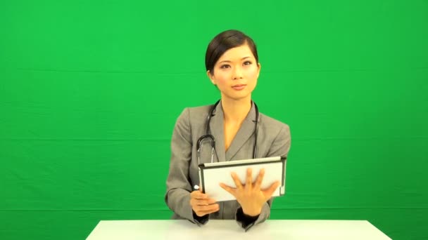 Asiatische Ärztin drahtlose Tablette grünen Bildschirm — Stockvideo