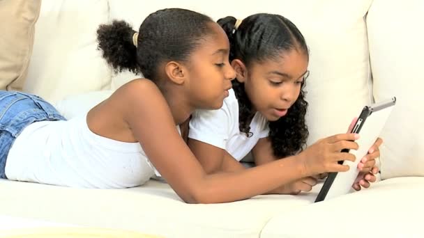 Petites filles avec tablette sans fil — Video