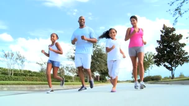 Gezonde jonge etnische familie samen joggen — Stockvideo