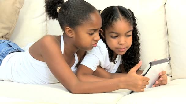 Petites filles ethniques avec tablette sans fil — Video