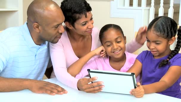 Kleine etnische meisjes draadloos tablet met ouders — Stockvideo