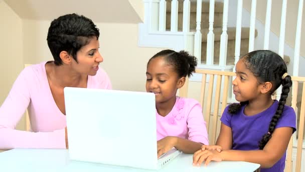 Etniska mor tittar döttrar med laptop — Stockvideo