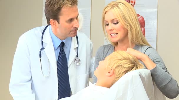 Маленький белый мальчик с матерью в семейной клинике — стоковое видео
