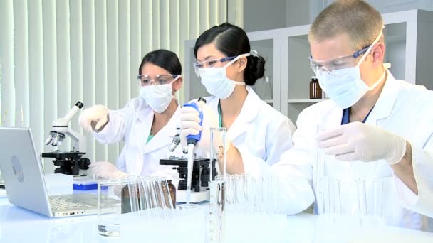 Tre assistenti nel laboratorio di ricerca medica — Video Stock