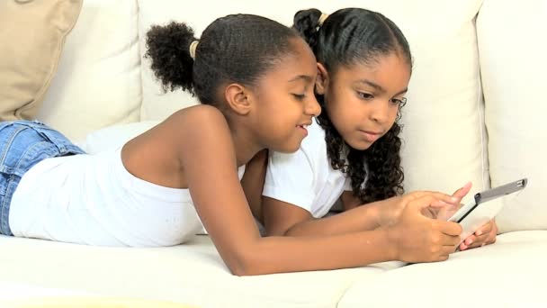 Етнічні дівчинки з бездротової планшет — стокове відео