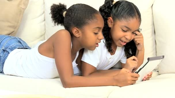 Этнические дети с современными беспроводными планшетами — стоковое видео