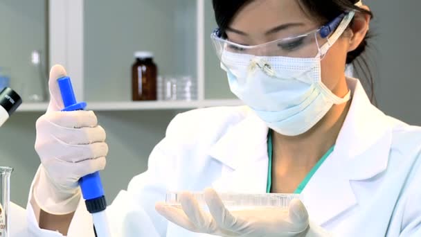 Medisch student met behulp van laboratoriumapparatuur — Stockvideo