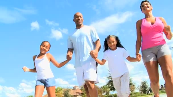 Біг підтюпцем задоволення для афро-американських молода сім'я — стокове відео
