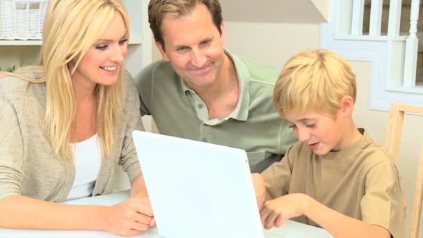 Familia joven usando una computadora portátil — Vídeos de Stock