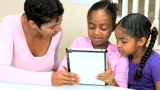 Jovens meninas afro-americanas com tablet sem fio — Vídeo de Stock