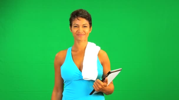 Zufriedene ethnische weibliche Fitness Green Screen — Stockvideo