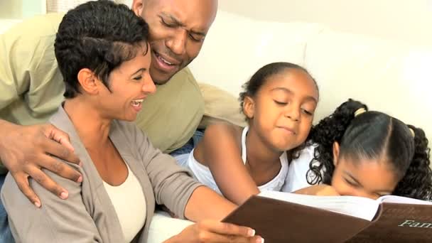 Joven Familia Étnica Disfrutando Álbum de Fotografía — Vídeo de stock