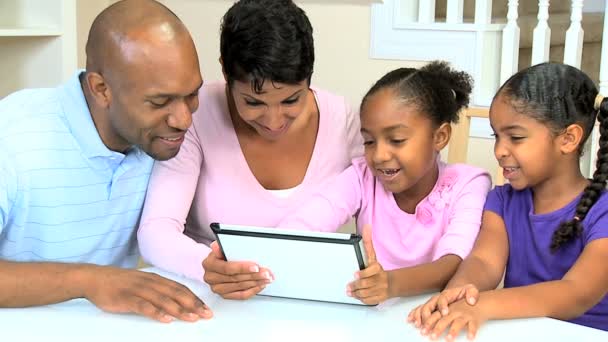 Padres jóvenes mirando a los niños usando la tableta inalámbrica — Vídeo de stock