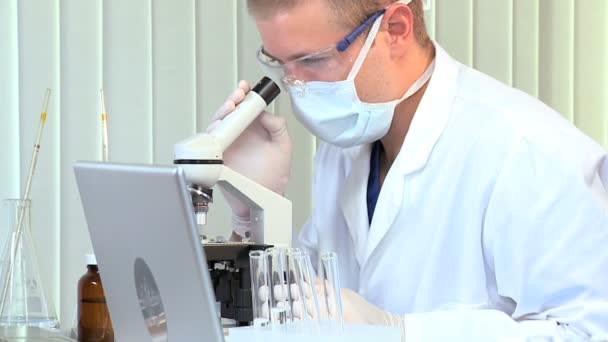 Student medicíny v nemocniční laboratoři — Stock video