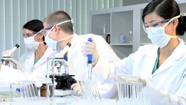 Assistentes de Pesquisa Trabalhando em Laboratório Médico — Vídeo de Stock