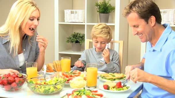 Giovane famiglia mangiare pasto sano — Video Stock