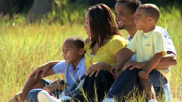 Jovem Família Étnica no Parque — Vídeo de Stock