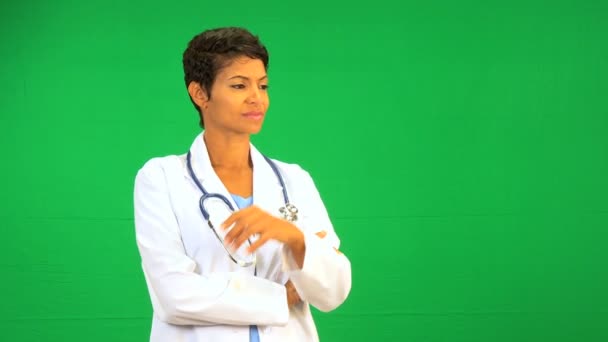 Жінка лікар зелений екран технологій — стокове відео