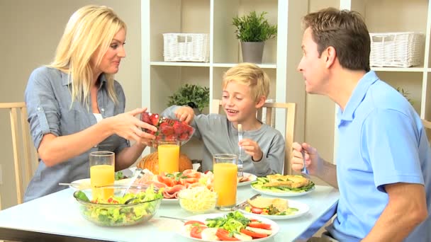 Atractiva familia caucásica comiendo juntos — Vídeo de stock