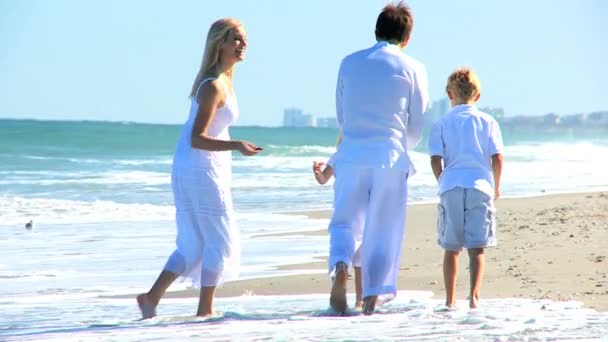 Feliz familia caucásica disfrutando de vacaciones en la playa — Vídeo de stock