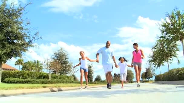 Gezonde jonge etnische familie samen joggen — Stockvideo