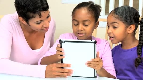 Etnikai anya és lánya vezeték nélküli tábla használatával — Stock videók