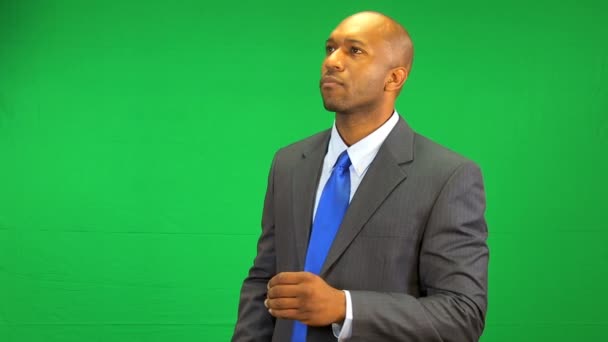 Schermo verde touch screen uomo d'affari afroamericano — Video Stock