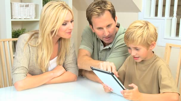 Niño y sus padres con una tableta inalámbrica — Vídeo de stock