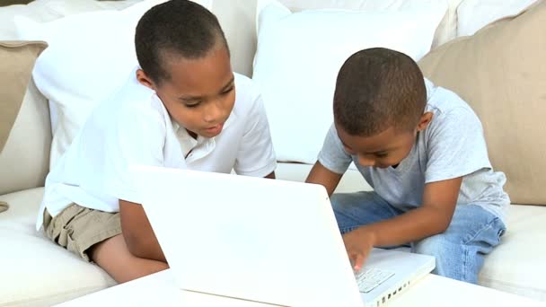 Bonito jovem étnico meninos com laptop — Vídeo de Stock