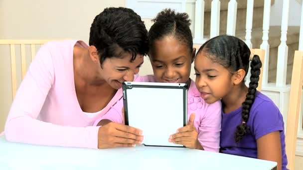 Bonito meninas afro-americanas brincando Tablet moderno — Vídeo de Stock