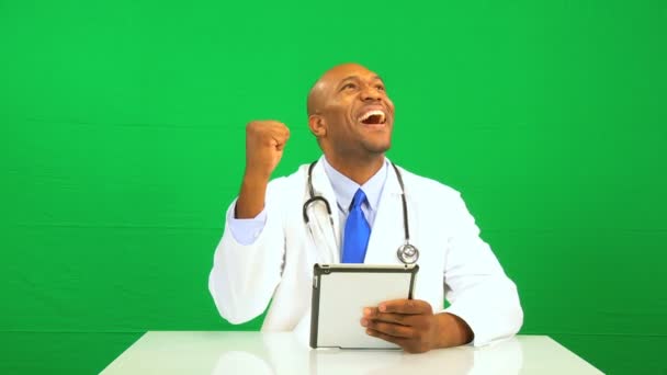 Afro-Amerikan erkek doktor yeşil ekran kablosuz tablet — Stok video