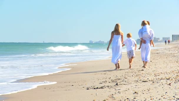 Lycklig familj tillsammans på stranden — Stockvideo