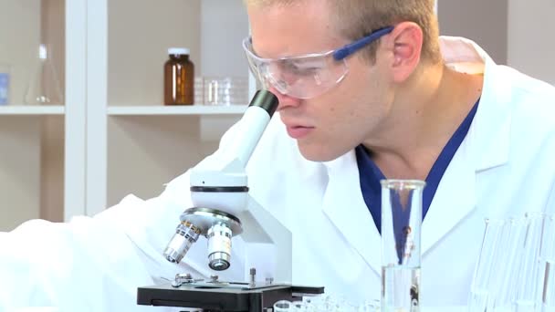 Mužské student medicíny v nemocniční laboratoře — Stock video