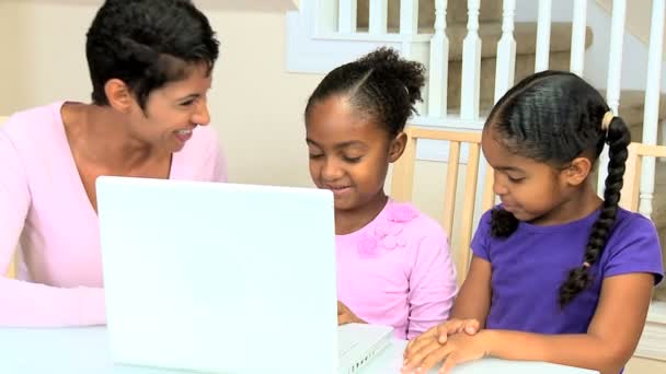 Madre étnica mirando a las hijas usando el ordenador portátil — Vídeos de Stock