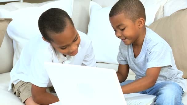 Schattig etnische broers met laptopcomputer — Stockvideo