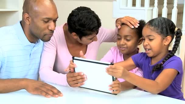 Kablosuz tablet ile genç Afro-Amerikan ailesi — Stok video
