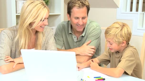 Parents regardant Fils avec ordinateur portable et stylos couleur — Video