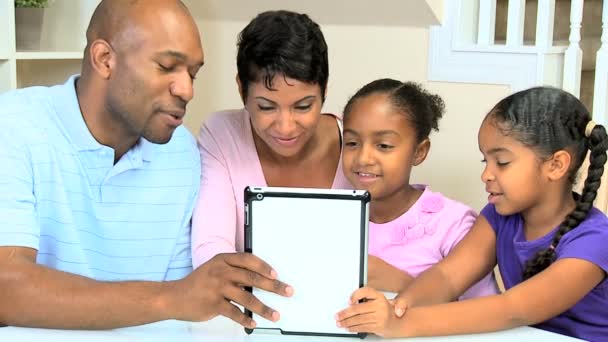 Família étnica usando bate-papo online na Web — Vídeo de Stock