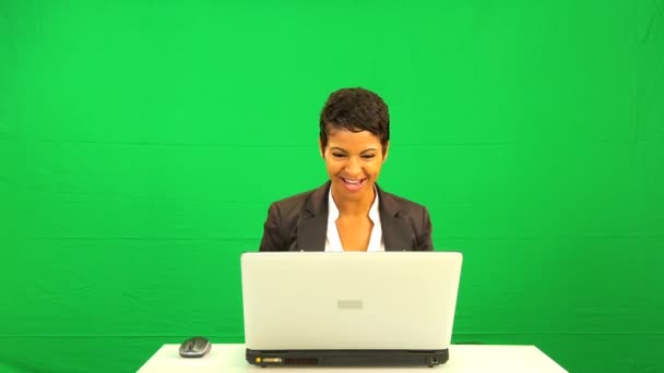 Etniczne kobieta sukcesu wirtualnej przedsiębiorczości — Wideo stockowe