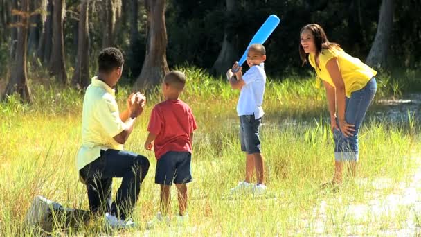 Aktive ethnische Familie spielt Baseball im Park — Stockvideo