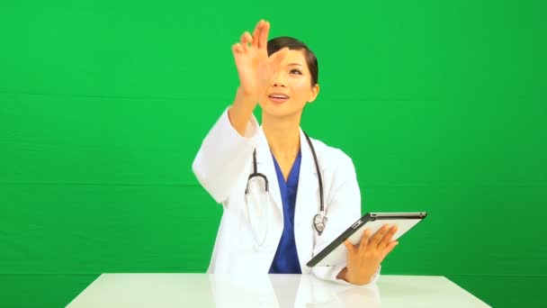 Asiático chinês Doctor Green Screen Tablet — Vídeo de Stock