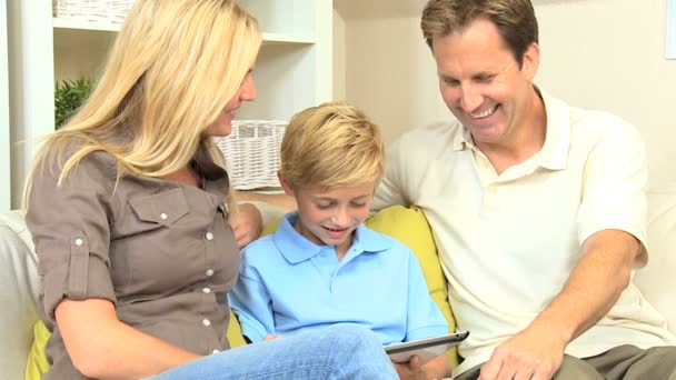 Familia caucásica usando tableta inalámbrica — Vídeos de Stock