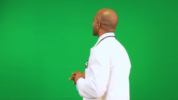 男性民族医師喜んで緑色の画面のデモ — ストック動画