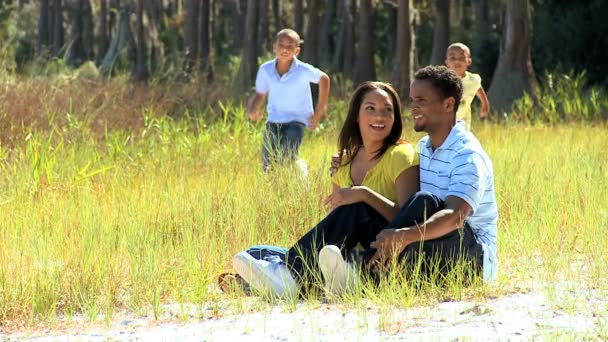 Diversión étnica en familia en el parque — Vídeos de Stock