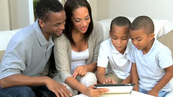 Молода сім'я вдома за допомогою бездротової планшета — стокове відео
