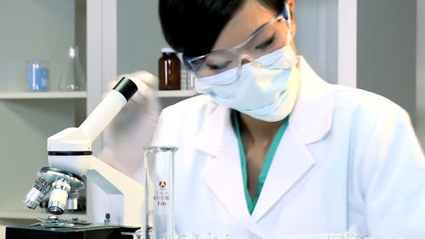 Kvinnlig läkarstudent i laboratorium — Stockvideo