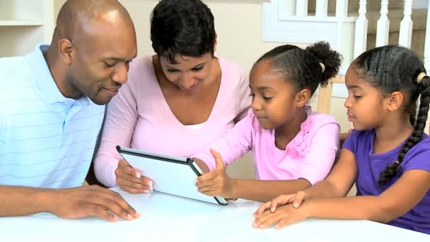 Joven familia afroamericana con tableta inalámbrica — Vídeo de stock