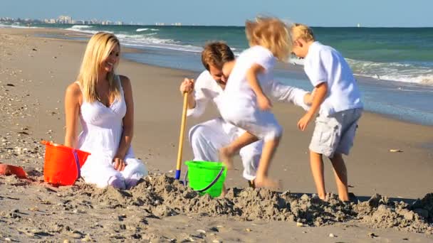 若い白人家族のビーチ楽しい — ストック動画