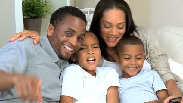 Família afro-americana assistindo TV juntos — Vídeo de Stock